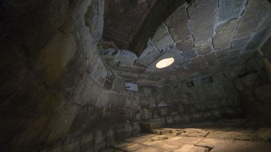 Gladiators & Saints: Colosseum Arena and St. Peter's Prison - Walking through the Roman Forum