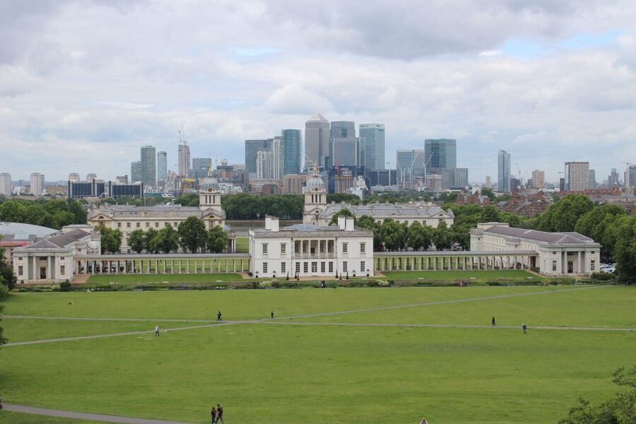 Greenwich Film Locations Tour - Entering the Old Royal Naval College on screen