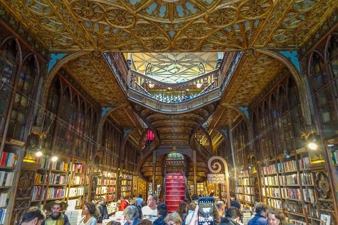Harry Potter and Lello Bookshop Tour : Highlights and Hidden Gems - The Gryffindor fountain and smaller details
