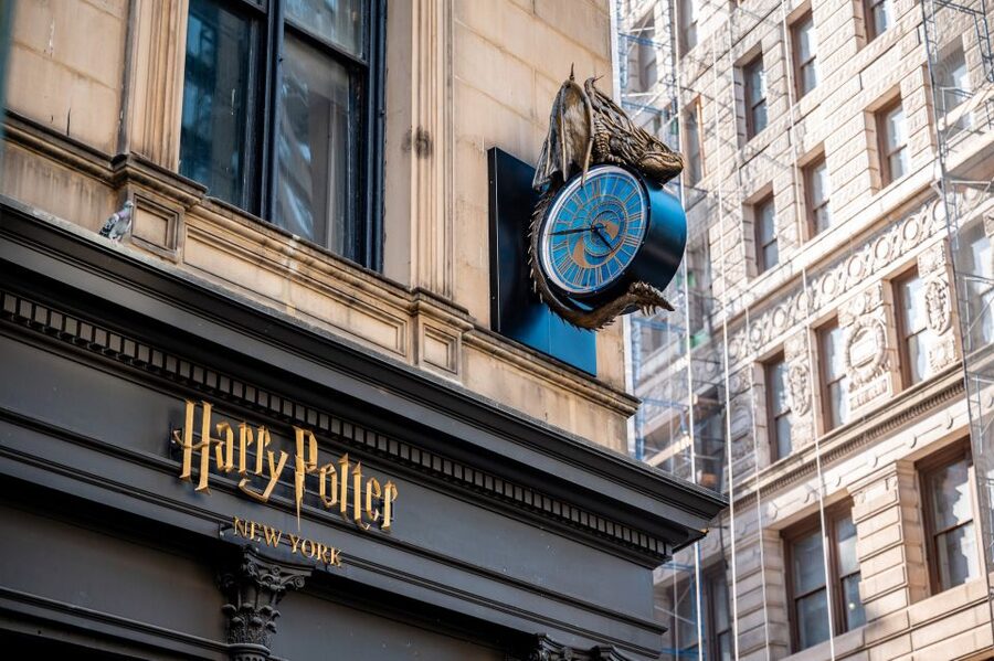 Harry Potter Shop New York: Magical Experiences - Entering Beneath the Giant Fawkes