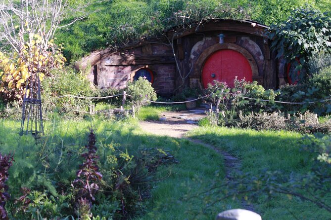 Hobbiton and Waitomo Caves from Auckland - Smaller Group - Green Dragon drink and buffet lunch