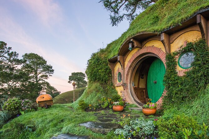 Hobbiton Movie Set Banquet Experience Private Tour From Auckland - Drinks at the Green Dragon Inn