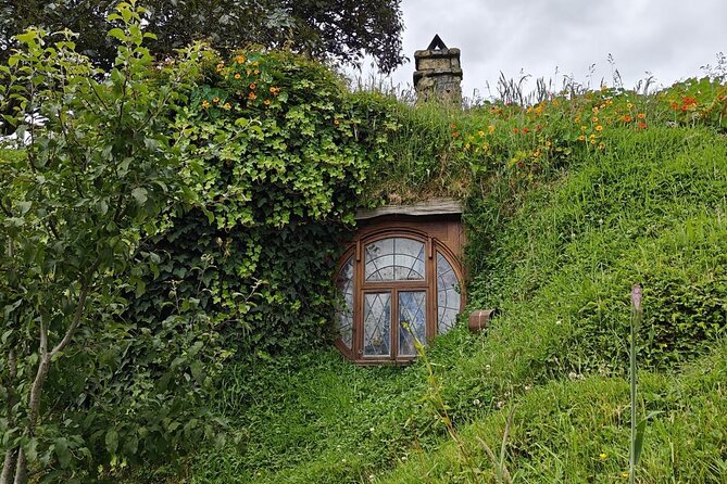 Hobbiton Movie Set Guided Day Tour with Lunch from Auckland - The Green Dragon Inn and the picnic lunch