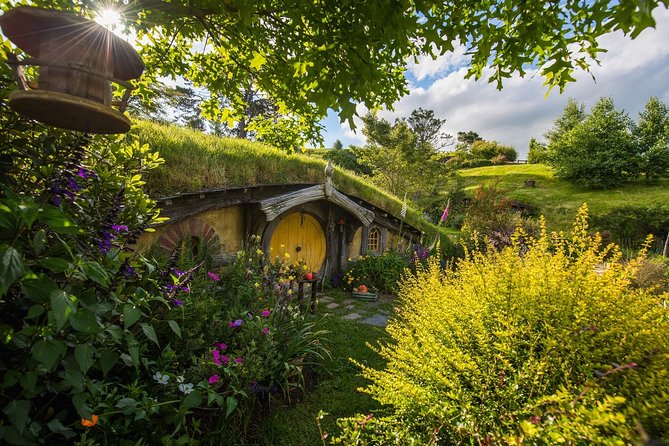 Hobbiton Movie Set Small Group Fully Guided Day Tour from Auckland - A stop at the Green Dragon Inn