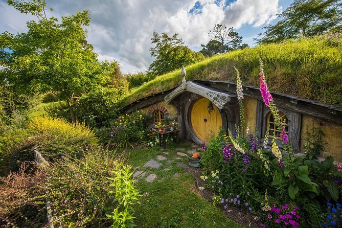 Hobbiton Movie Set Small Group Fully Guided Day Tour from Auckland - Is the small group worth the price?