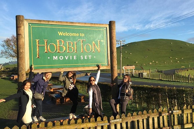 Hobbiton Movie Set Small Group Tour from Auckland - Auckland pickup and the long road south