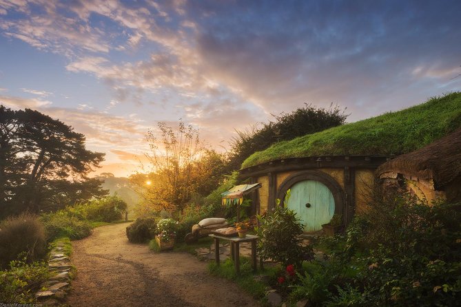 Hobbiton Movie Set tour & Glowworm Cave day tour - The day at a glance