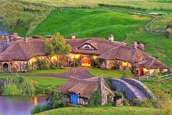 Hobbiton Movie Set Tour to Blue Springs and Mineral Spa - The early Auckland pickup and long road to Hobbiton