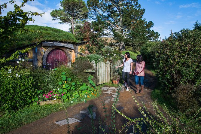 Hobbiton Movie set & Waitomo Caves Small Group Tour From Auckland - Guides make the long day easier