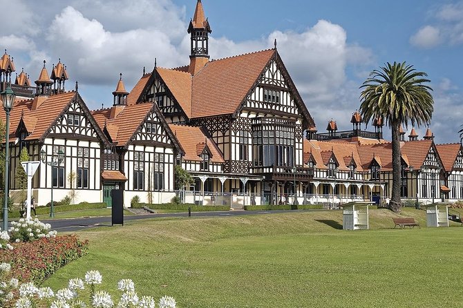 Hobbiton & Rotorua Small Group Day Tour inc Te Puia from Auckland - Te Puia, geysers, and Māori culture in Rotorua