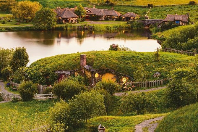 Hobbiton & Waitomo Caves Guided Day Trip from Auckland incl lunch - A drink at the Green Dragon Inn