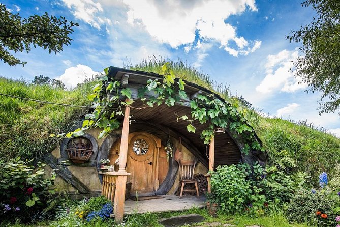 Hobbiton & Waitomo Caves Guided Day Trip from Auckland incl lunch - How the guides shape the day