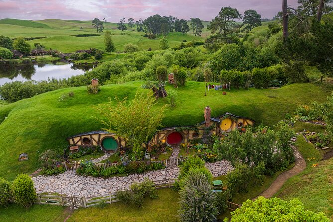 Hobbiton & Waitomo Caves Guided Day Trip from Auckland incl lunch - Crossing the Bombay Hills and Waikato countryside