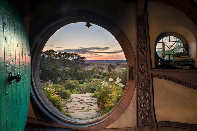 Hobbiton & Waitomo Caves Guided Tour from Auckland with Lunch - Waitomo’s limestone caverns and silent glowworms
