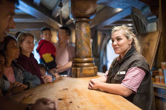 Hobbiton & Waitomo Caves Guided Tour from Auckland with Lunch - Guides can make or break the long coach day