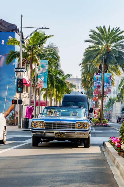 Hollywood: Oscars Tour in a 1964 Impala Lowrider - Meeting your guide at the Beverly Hills Sign