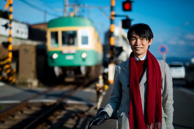 Kamakura Tour with Pro Photographer: Anime Train & Fuji Sunset - Walking from the tracks to Shichirigahama Beach