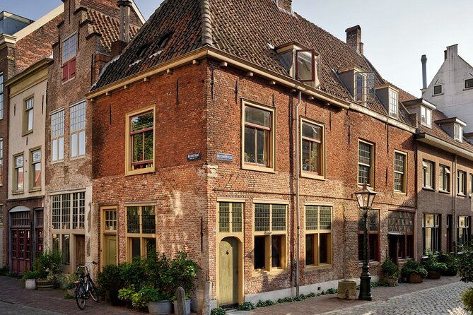 Leiden Tour with Live guide and Visit to Rembrandt's First Studio - Hooglandse Kerk and the climb to the Burcht