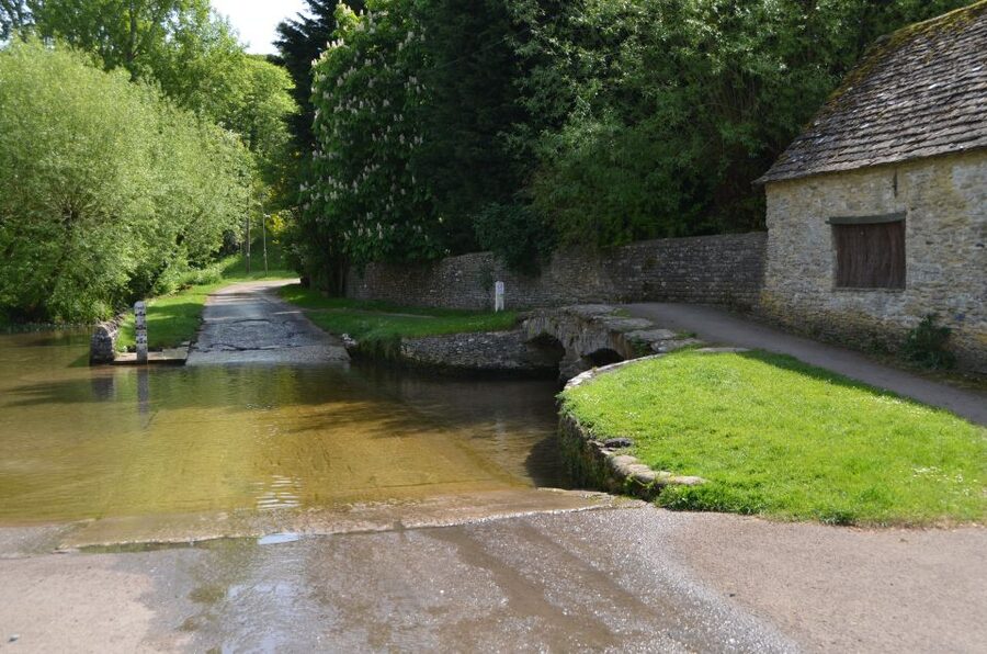 London: Downton Abbey Countryside Black Taxi VIP Tour - Why the village stops work best for Downton fans