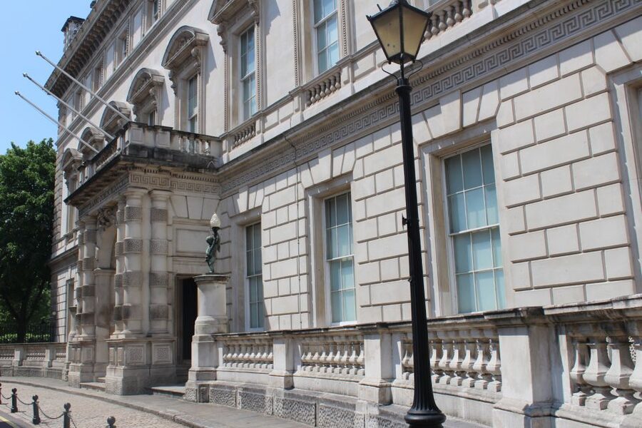 London: Downton Abbey Guided Walking Tour - Anna and Bates in tense London moments