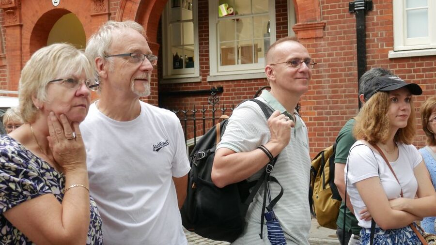 London: Downton Abbey Guided Walking Tour - Cora and Simon Bricker among the paintings