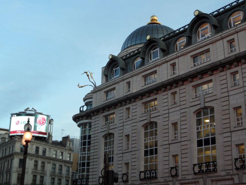London: Harry Potter 3-Hour Private Walking Tour - Riding a London bus toward Gringotts