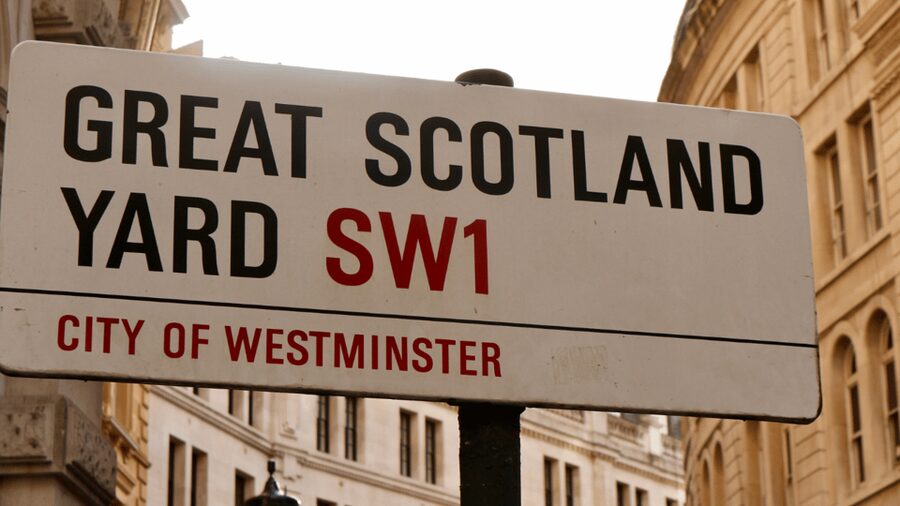 London: Harry Potter Movie Location Tour with an APP - Trafalgar Square and the Route Toward Diagon Alley