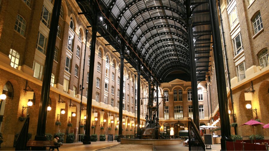 London: Harry Potter Movie Location Tour with an APP - Platform 9¾ at King’s Cross