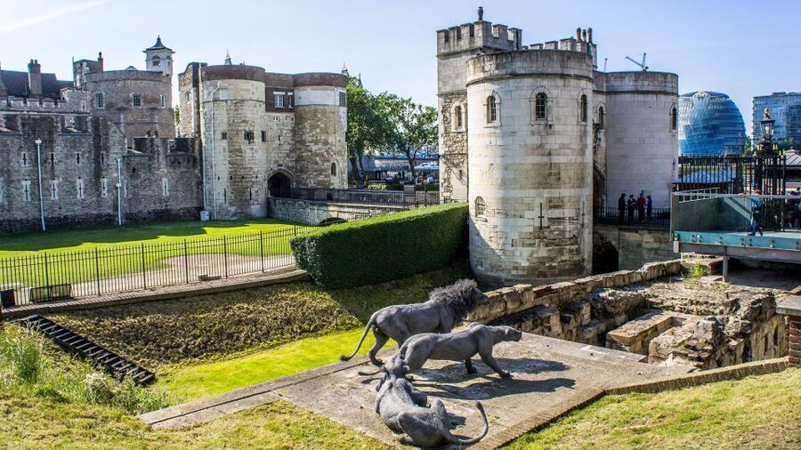 London: Harry Potter Walking Tour and Tower of London Entry - London Bridge and the route to the Tower