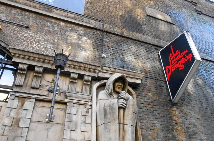 London: Harry Potter Walking Tour & the London Dungeons - Cecil Court and Goodwin’s Court