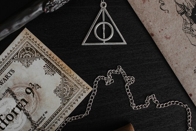 London: Harry Potter Walking Tour with Platform 9 3/4 - St Pancras and the Weasley car scene