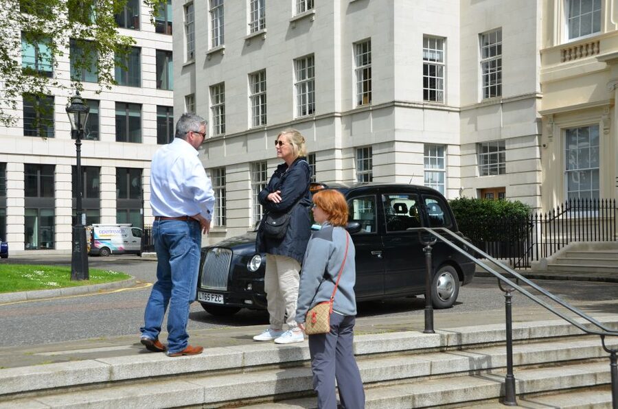 London: James Bond Shooting Locations Tour by Black Taxi - What the guide adds to the experience