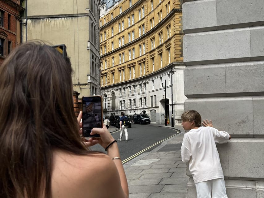 London: Private Family Harry Potter Movie Locations & Cruise - King’s Cross and the Platform 9¾ photo stop