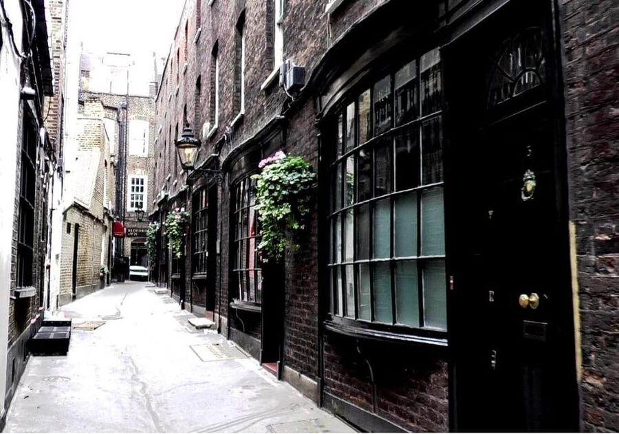 London: Private Family Harry Potter Movie Locations & Cruise - London Bridge and the film-location walk