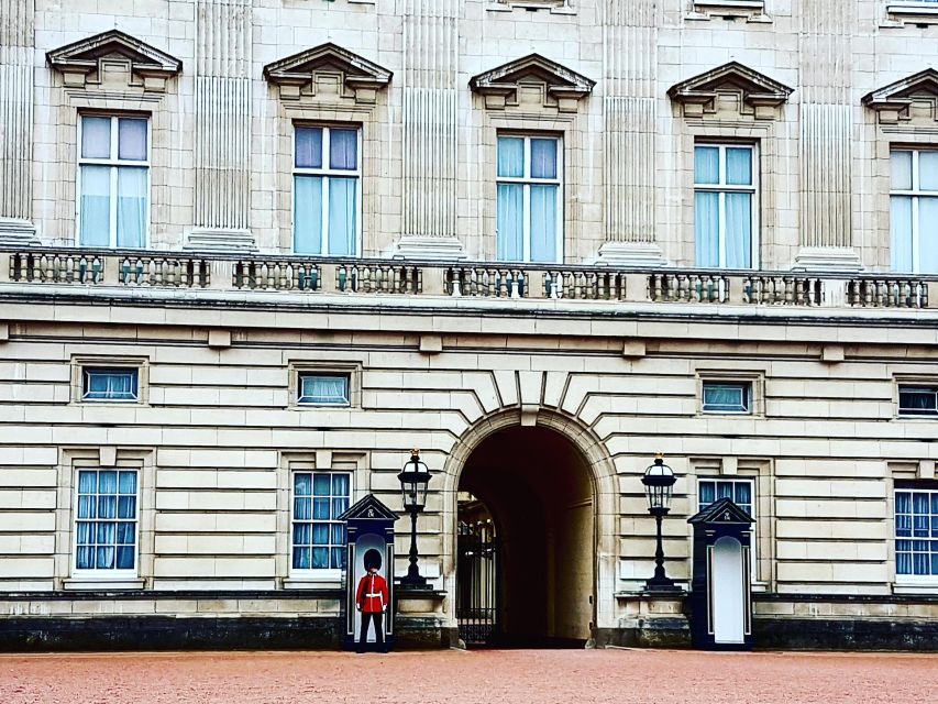London: The Crown British Royalty Walking Tour - Choosing the right time for Changing of the Guard