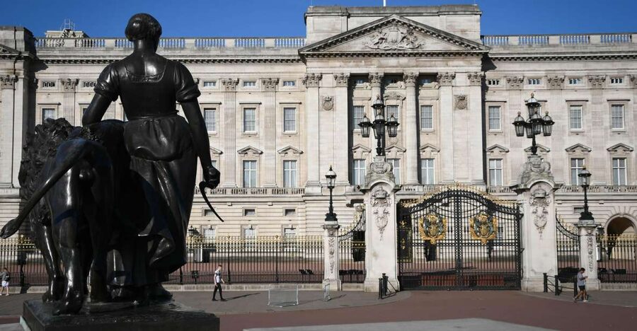 London: The Crown British Royalty Walking Tour - Downing Street and the working government