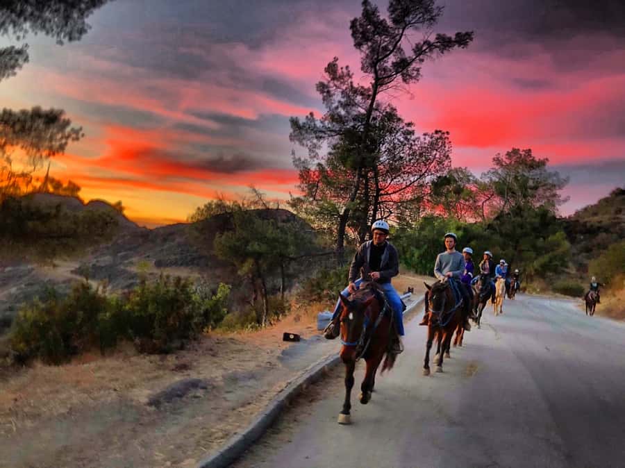 Los Angeles: Evening 2-Hour Hollywood Horseback Riding Tour - Starting above Beachwood Drive