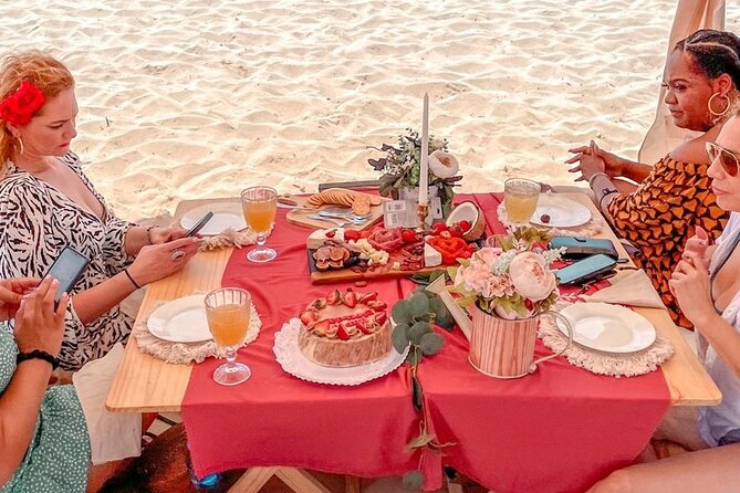 Luxury picnic on the beach - Choosing the right time: lunch or sunset