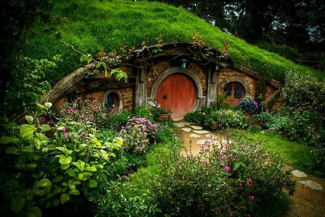 Luxury Small group tour from Auckland to Hobbiton Movie Set - Booking details worth checking
