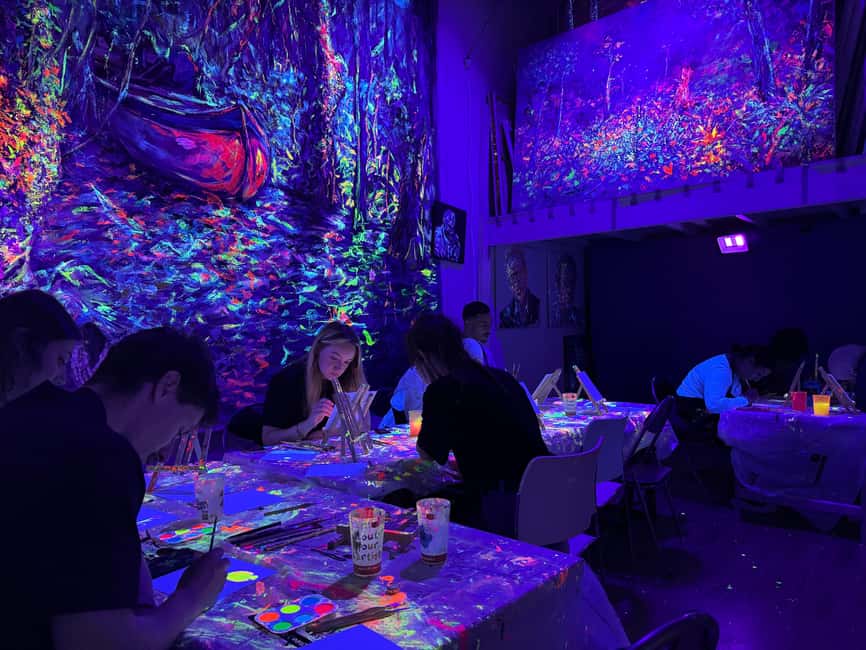 Lyon : Neon painting in an artist's studio - gallery - Key points to know before you book