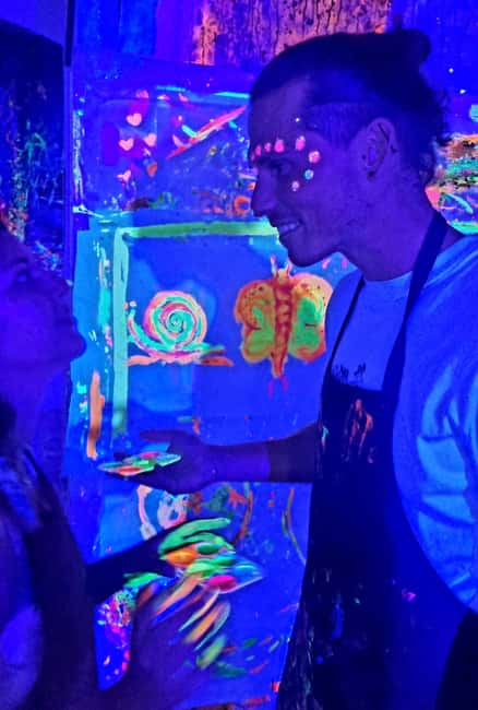 Lyon : Neon painting in an artist's studio - gallery - Entering Atelier Mory’s fluorescent gallery