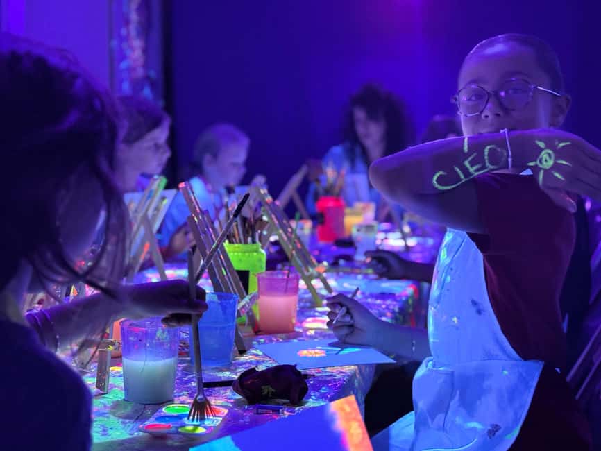 Lyon : Neon painting in an artist's studio - gallery - What the instruction feels like in practice