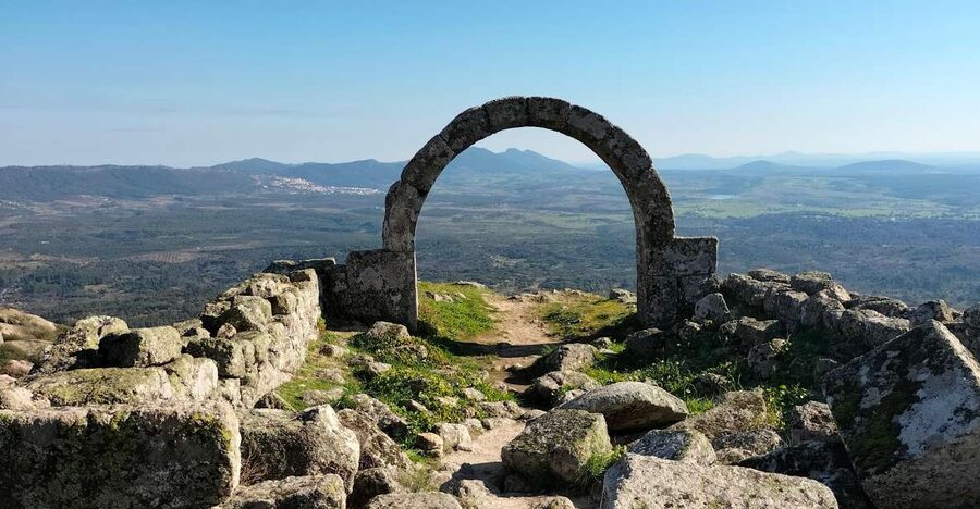 Monsanto (TV Game of Thrones): Private Day Tour from Lisbon - Lunch in Monsanto