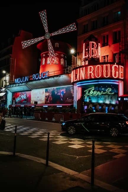 Montmartre’s Hidden Gems: Private History & Artist Studios - Place du Tertre, where the art tradition continues
