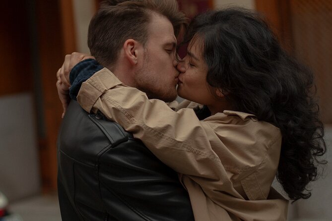 Movie Inspired 30 Minute Private Photoshoot in Madrid - How the photographer helps you pose