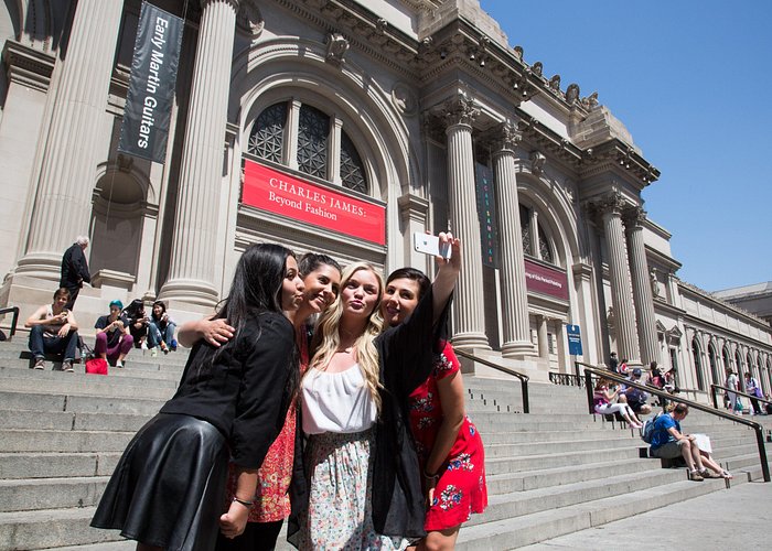New York City Gossip Girl TV Show Sites Bus Tour - Fifth Avenue, Blair Waldorf, and Henri Bendel