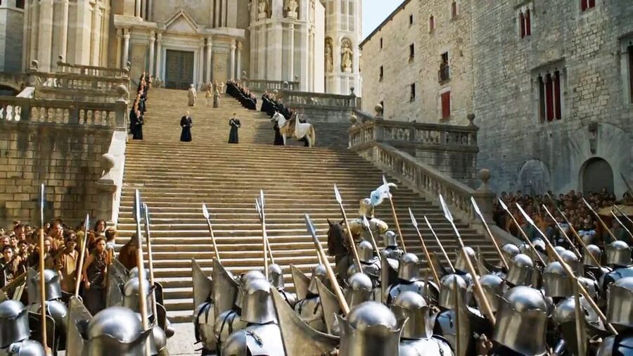 ONLY Game of Thrones Tour - All the spots in one hour - Starting beside the square monument