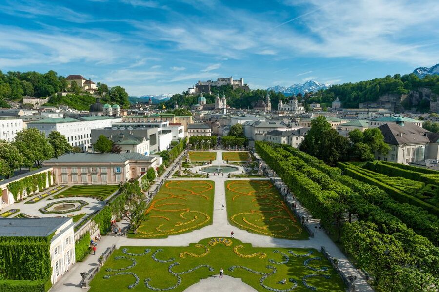 Original Sound of Music Tour with Schnitzel + Noodles - Starting at Mirabell Platz