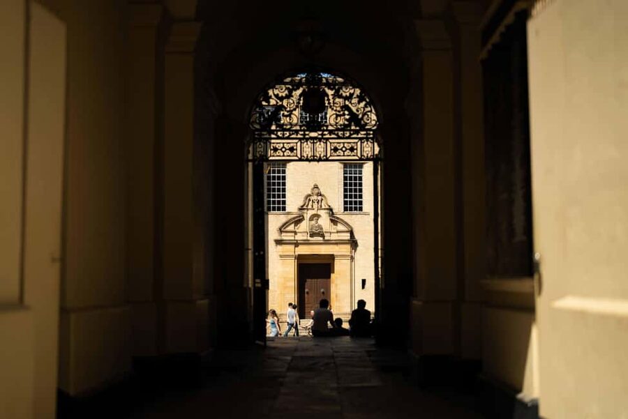 Oxford: Alumni-led Harry Potter Film Tour - The Sheldonian Theatre and the university on display
