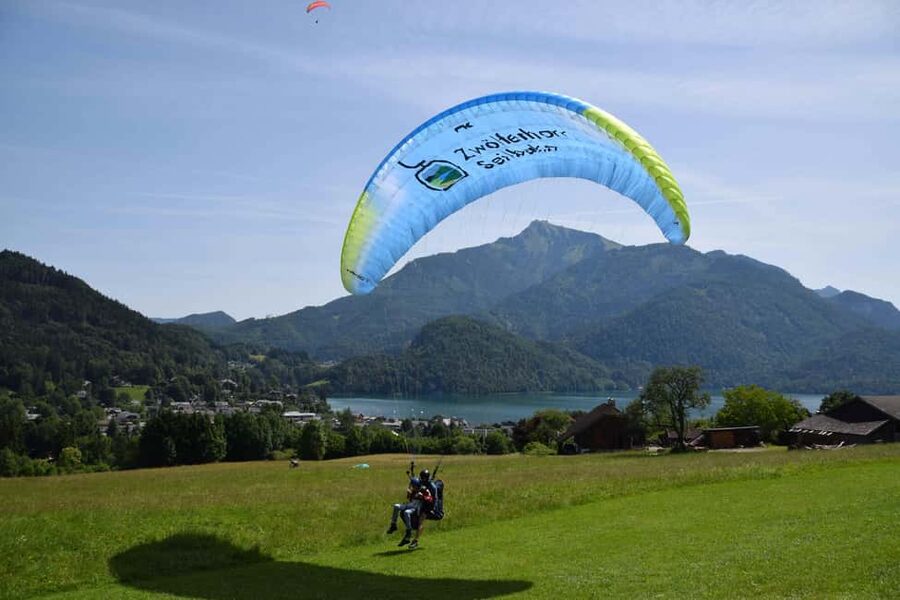 Paragliding Tandem in Salzkammergut / Sound of Music Flight - What the pilots add to the experience